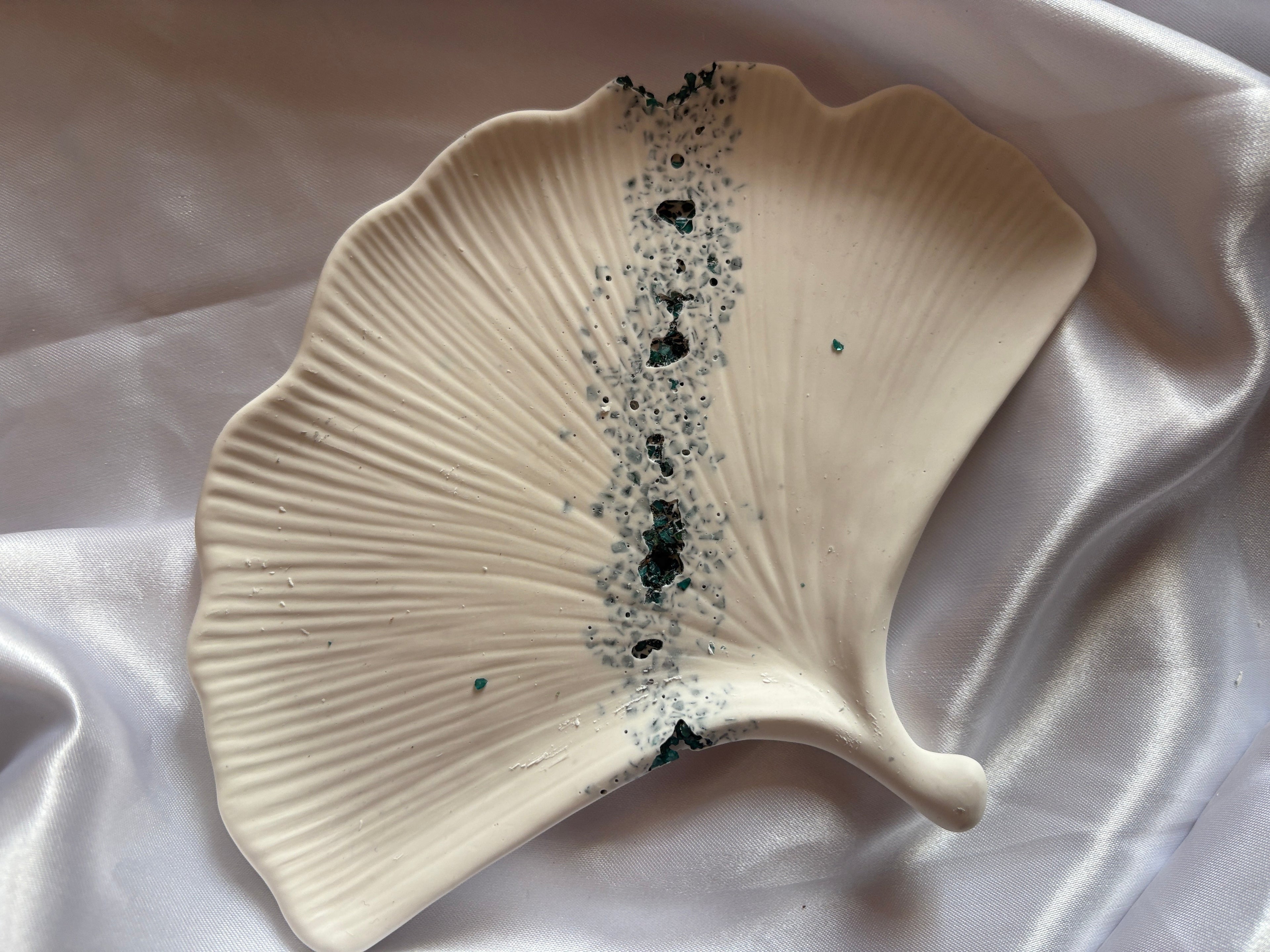 vide poche feuille biloba